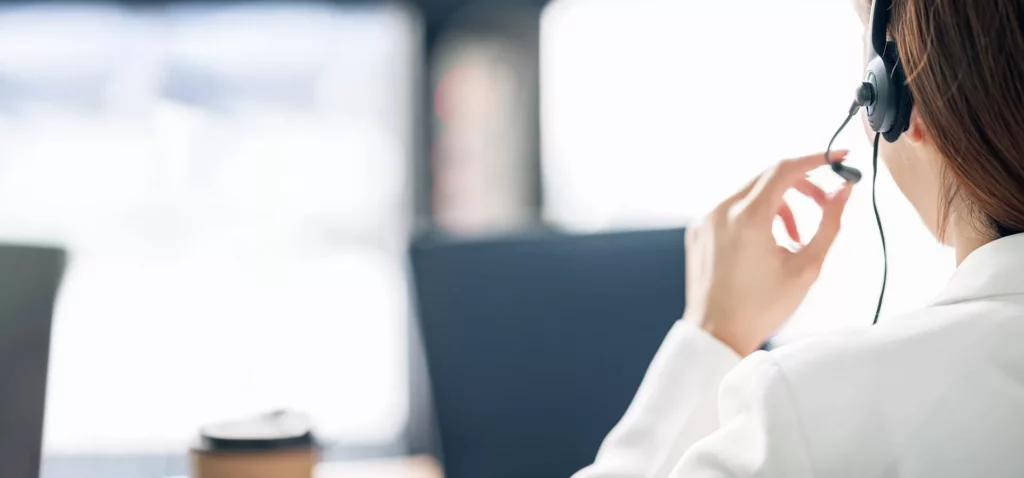Mitarbeiterin beim WordPress Support mit Headset